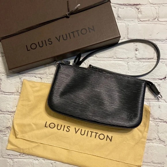 Louis Vuitton - Picture 3 of 11